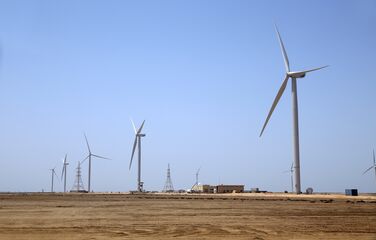 Windräder in karger Landschaft