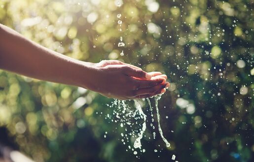 Hände fangen Wasser auf